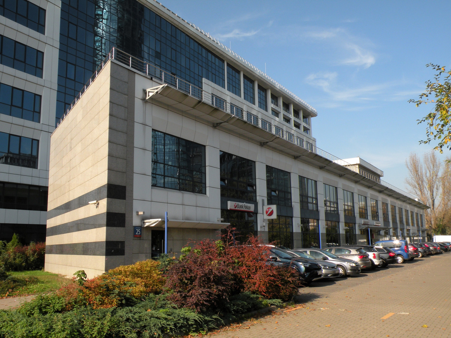 Zdjęcie architektury budynku Centrala i biura maklerskie Powszechnego Banku Kredytowego SA (obecnie biurowiec)